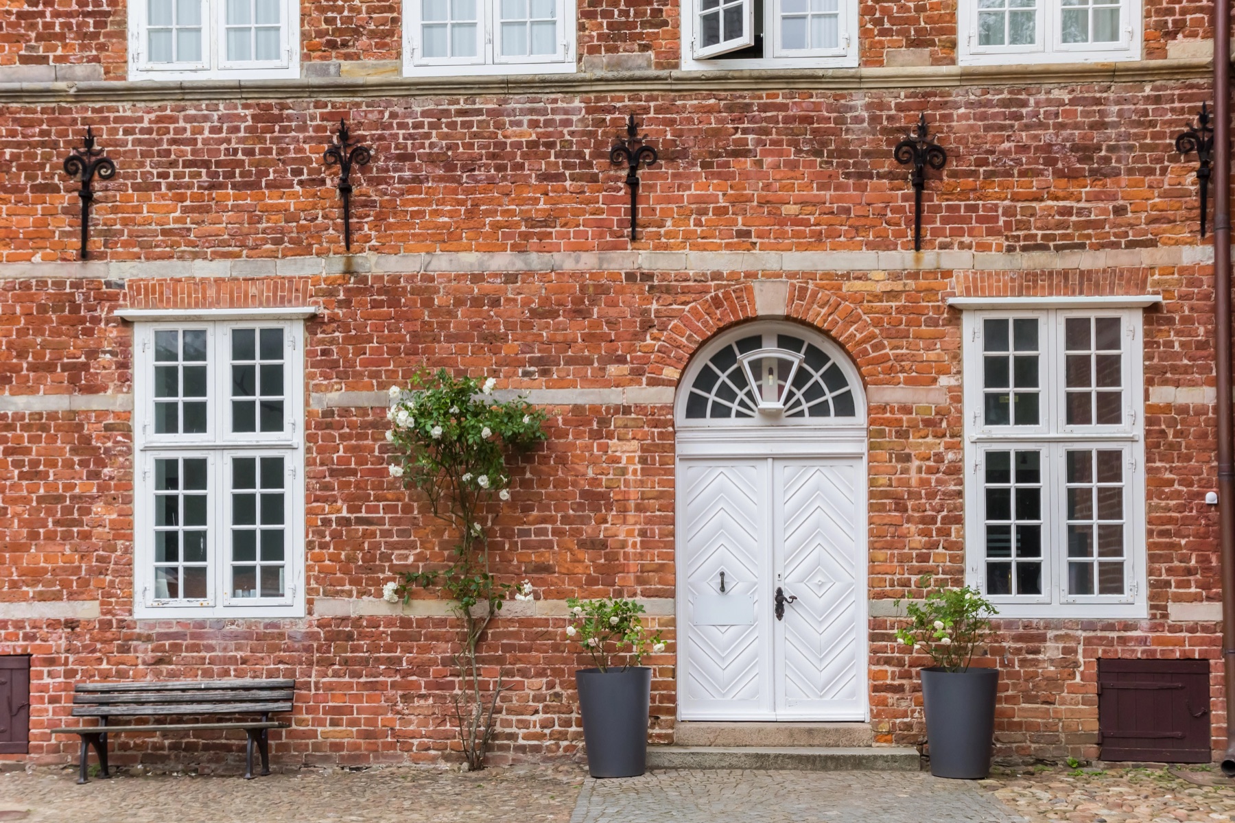 Historische Backsteinfassade in Husum mit weißen Fenstern