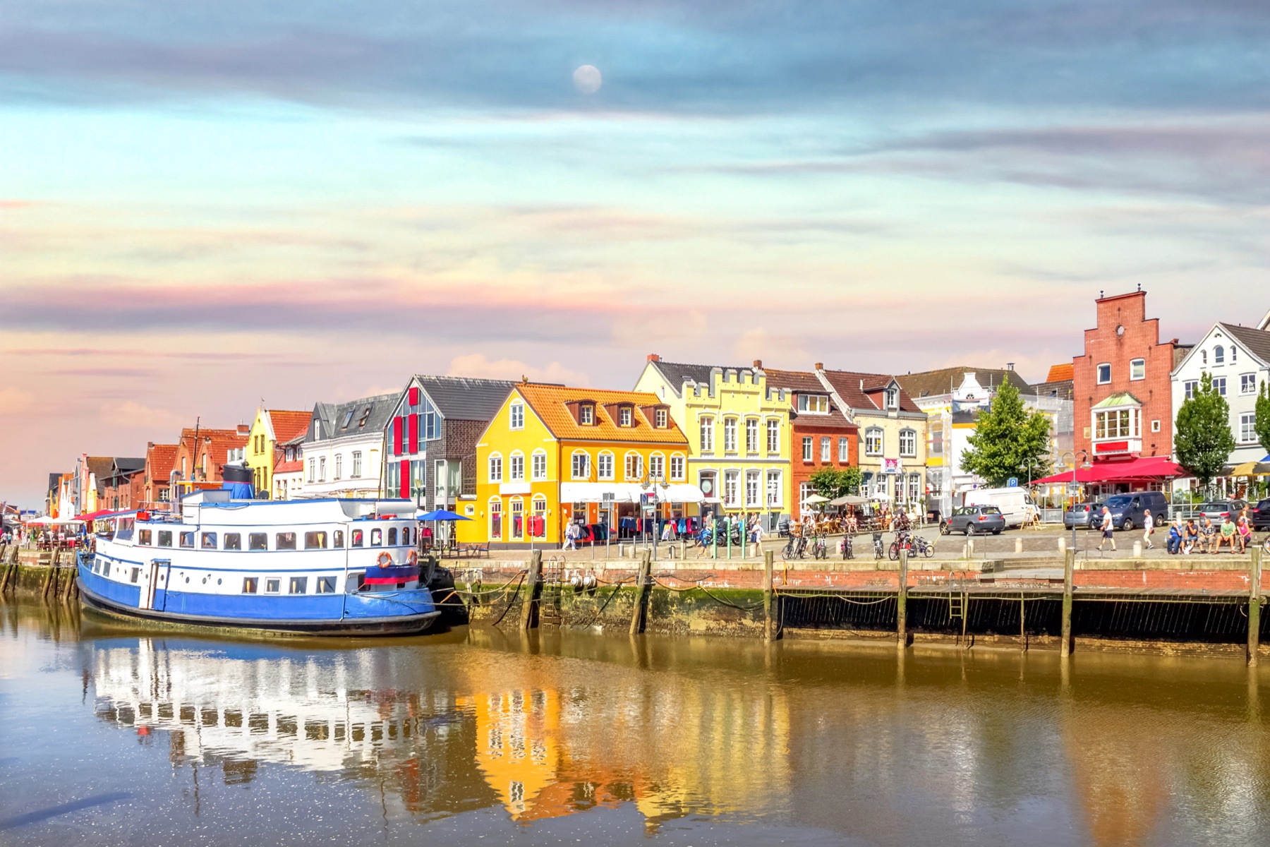 Husumer Hafen mit bunten Fassaden im weichen Abendlicht